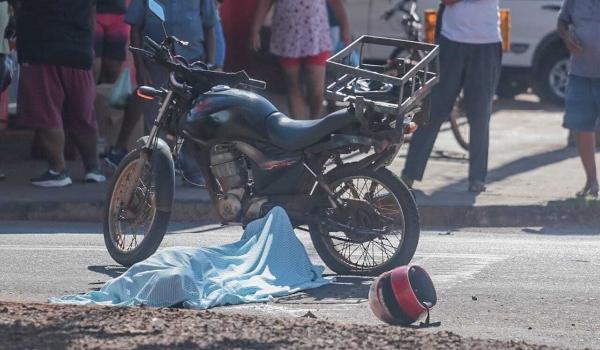 Motorista de caminhão desrespeita sinalização de “pare” e mata motociclista