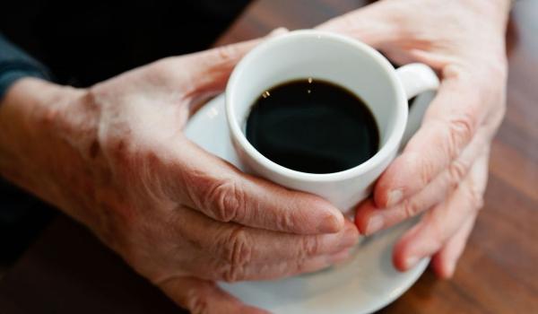É seguro beber café descafeinado? Veja o que dizem especialistas