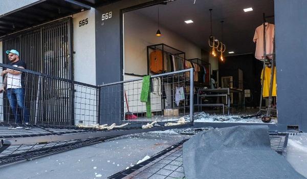 Bandidos destroem loja com carro, furtam roupas e prejuízo é de R$ 35 mil
