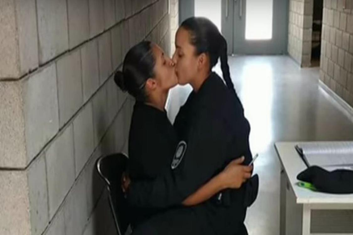 Jovens são expulsas da polícia após vazamento de foto de beijo