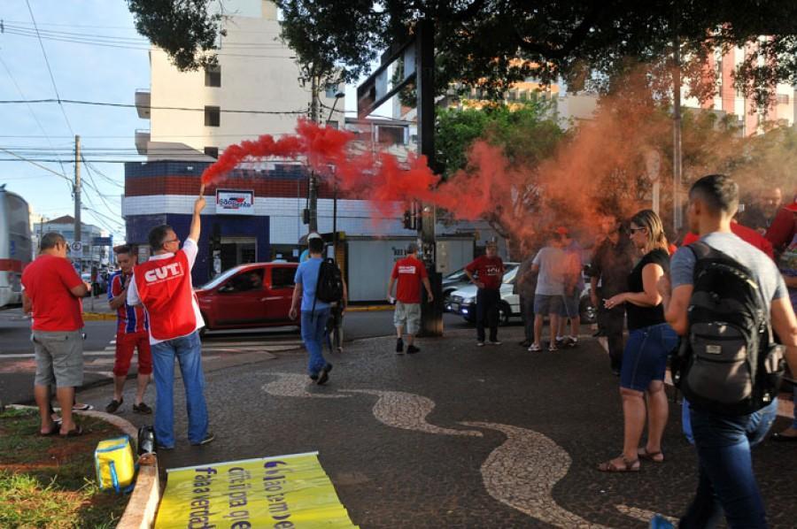 Grupo a favor de Lula se reúne em avenida