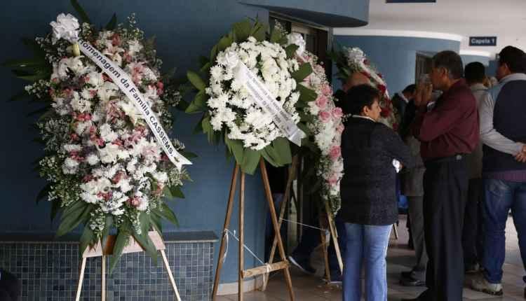 Emocionados, amigos prestam última homenagem a professora morta com golpes de crucifixo