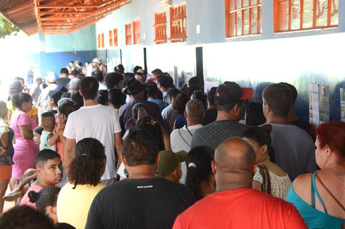 Calor, longas filas e problemas com a biometria na zonas de votação da Capital