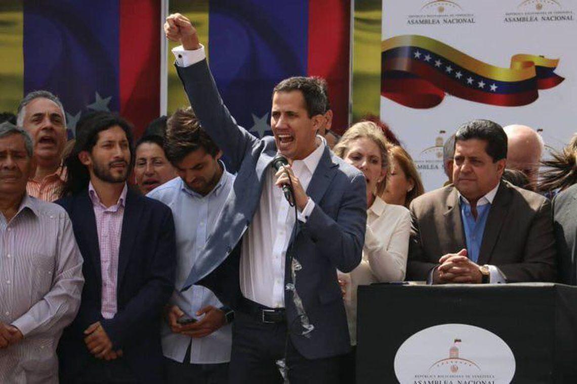 Guaidó promete restabelecer a democracia e o respeito