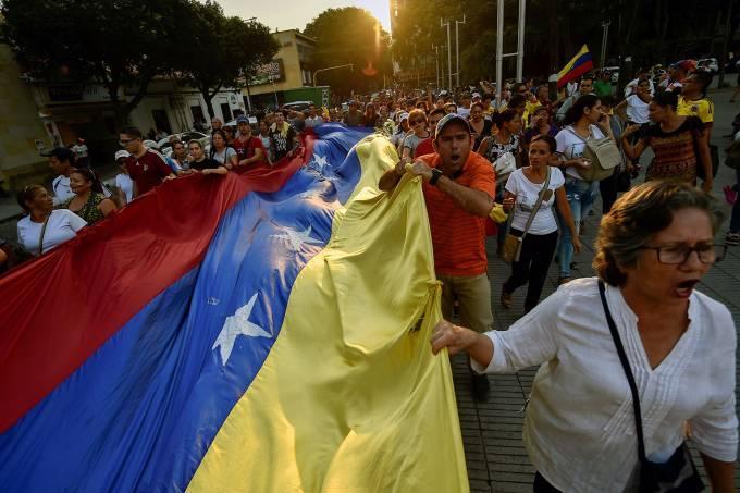 Venezuela fecha fronteira com a Colômbia