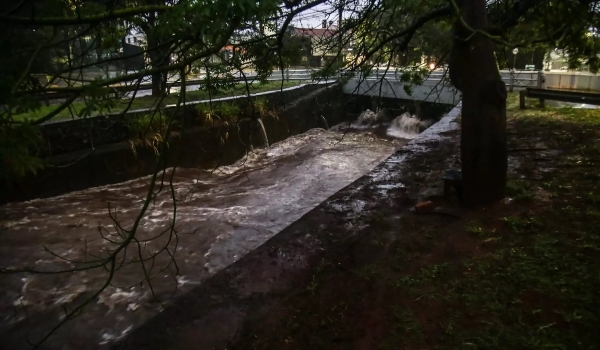 Após estragos, alerta de tempestade continua para todas as cidades em Mato Grosso do Sul