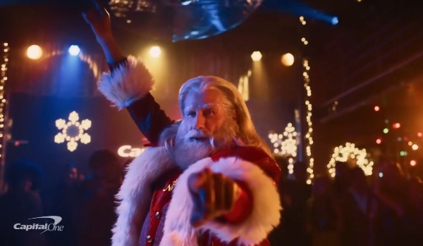 Vestido de Papai Noel, John Travolta revive clássico do cinema em campanha de Natal