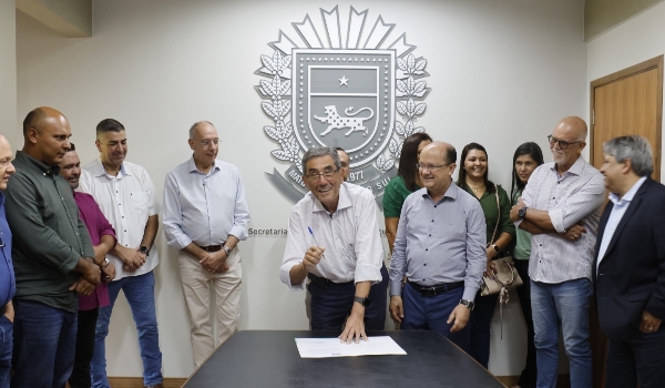 Nelson Cintra assina convênio com governo e garante asfalto para dois bairros de Murtinho