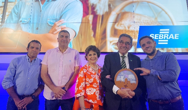 Nelson Cintra Recebe Prêmio Cidade Empreendedora 2024 em Nome de Porto Murtinho