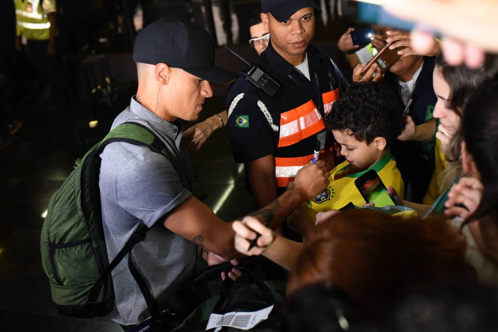 Seleção desembarca e é recebida pela torcida no RJ