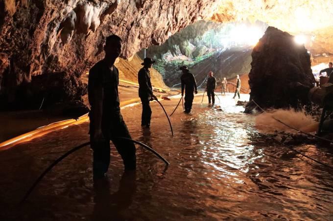 6 garotos são resgatados de caverna da Tailândia