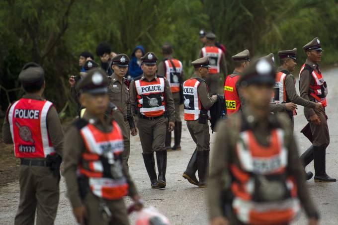 Equipe de resgate retira 5º jovem de caverna