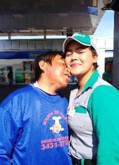 Petrobras demite funcionária após tirar foto com indígena