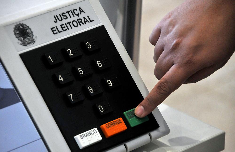 Escolaridade não influencia na hora de votar, diz sociólogo