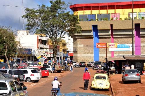 Alta do dólar não afasta turistas e vendas na fronteira crescem