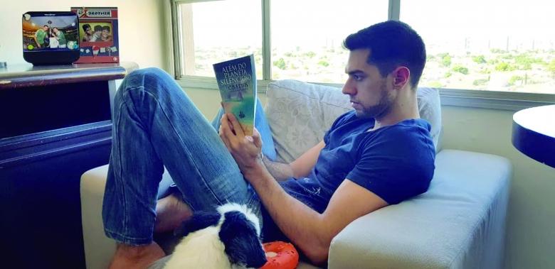 Jovem poeta usa o Instagram para divulgar seus trabalhos