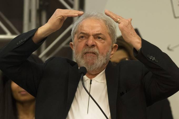 Defesa de Lula desiste de pedido de liberdade