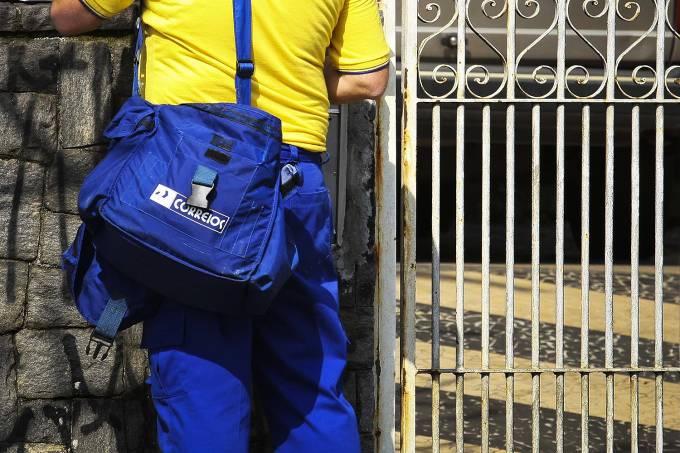 Funcionários dos Correios aprovam greve
