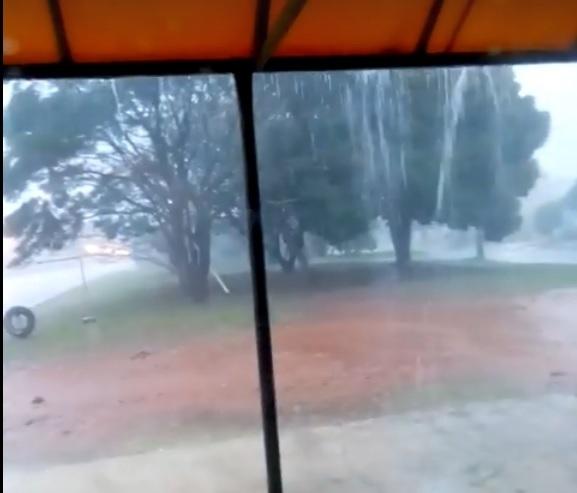 Temporal causa estragos e deve atingir outras cidades