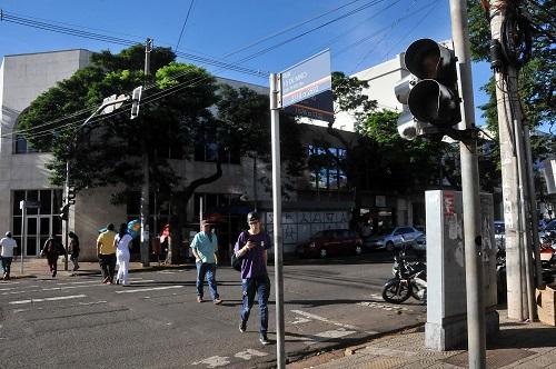 Desligados, semáforos para pedestres devem ser reativados