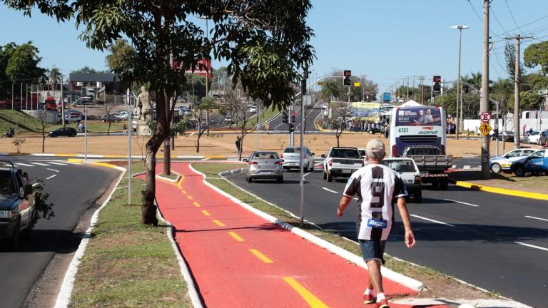 Readequação em rotatória reduz congestionamentos em ponto de estrangulamento no trânsito