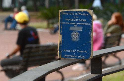 Desemprego tem queda, mas desânimo domina o mercado