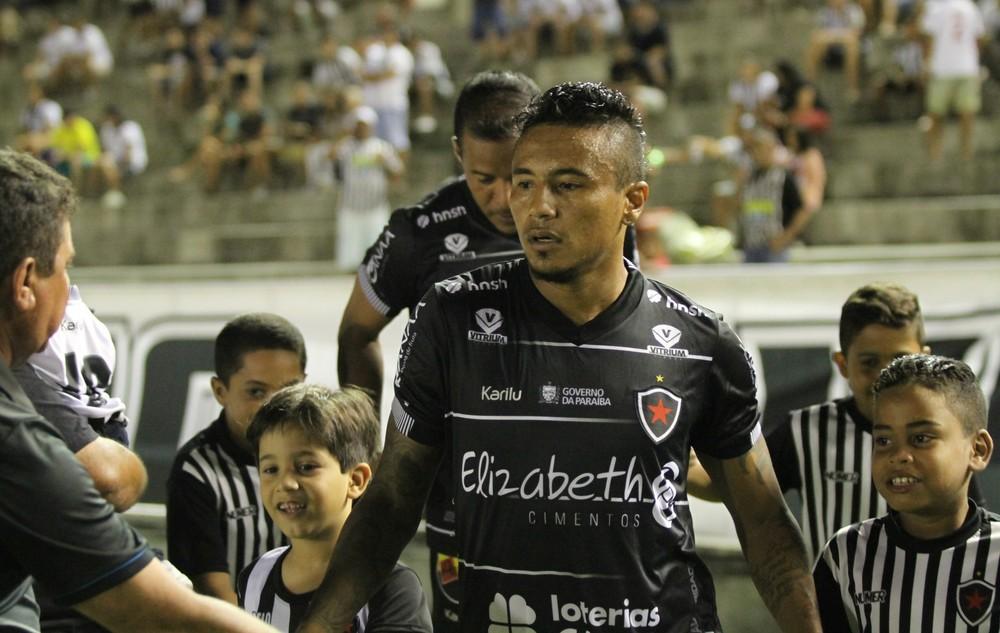 Rogério projeta triunfo na ida, mas pede cabeça ao time em caso de placar adverso