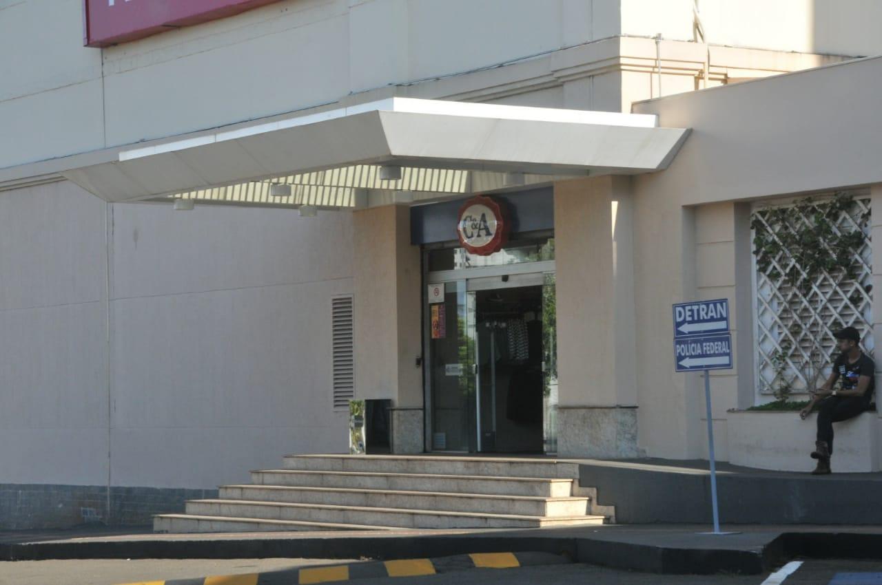 Bandidos furtam cerca de R$ 300 mil em shopping