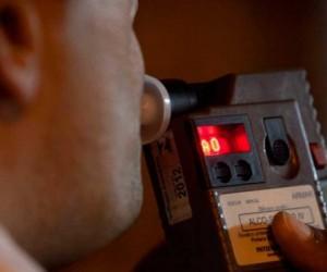 Embriagado, motorista bate em carreta e carro com grávida