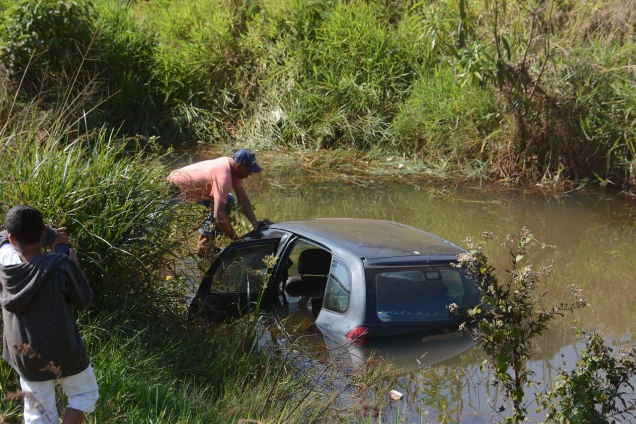 Carro estacionado desce a rua sozinho e cai em córrego