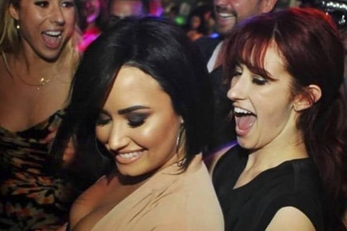Dançarina de Demi Lovato desabafa após ser acusada de fornecer drogas