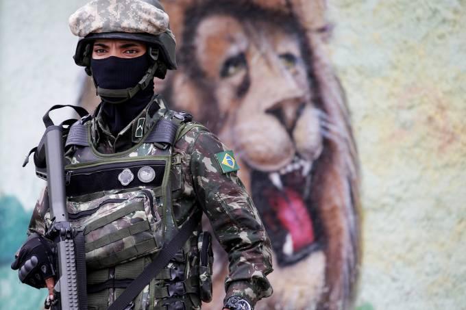 Operação no Rio chega ao 4º dia com dois militares mortos