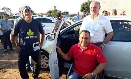 Manoel Viais entrega novo carro para Secretaria de Saúde