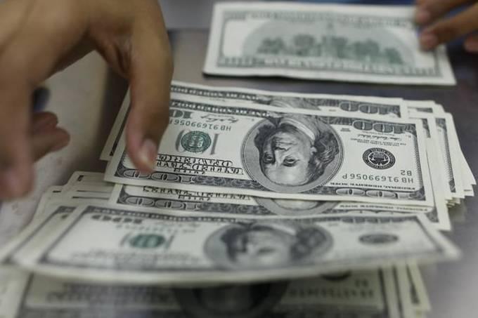 Após nova pesquisa, dólar chega a R$ 4,07