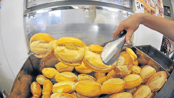 Preços do pão e do macarrão vão subir com alta do dólar
