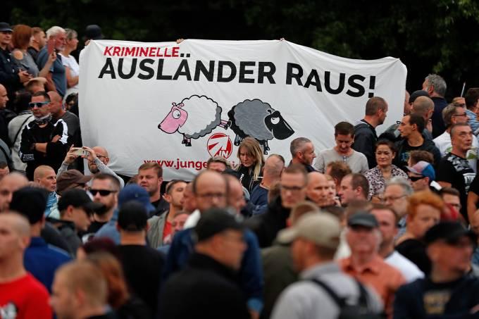 Neonazistas marcham contra imigração