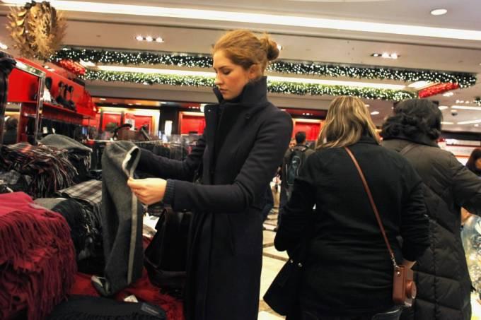 Brasileiros gastam menos no exterior