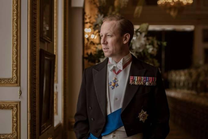 ‘The Crown’: Tobias Menzies ganha 1ª foto como príncipe Philip