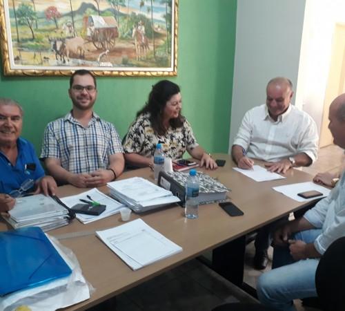 Prefeito Manoel Viais assina Ordem de Serviço para ampliação e reforma do frigorifico Municipal