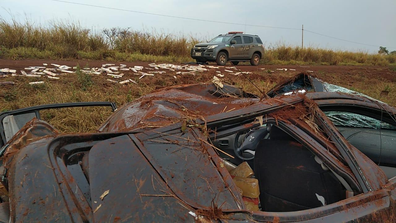 Traficante sobrevive depois de capotar caminhonete