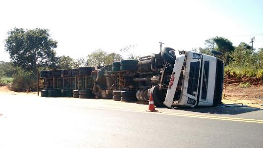 Caminhoneiro perde controle, tomba carreta e morre na BR-158