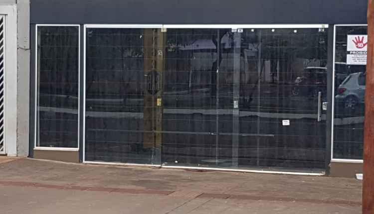 Briga em tabacaria deixa homem ferido com tiros nas costas no Parati