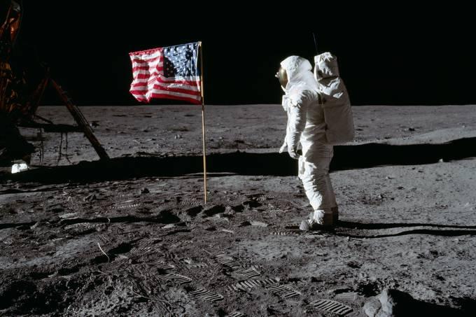 No mundo da Lua: filme elimina bandeira americana da missão