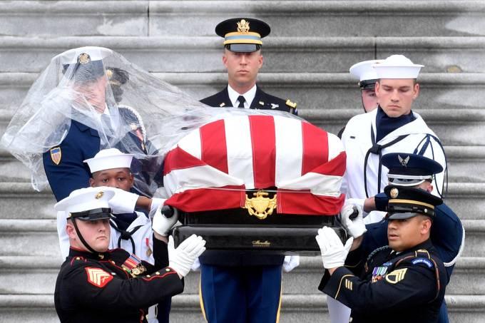 Por que os americanos demoram para ser enterrados?