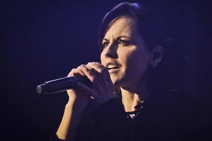 Vocalista dos Cranberries morreu afogada após intoxicação alcoólica