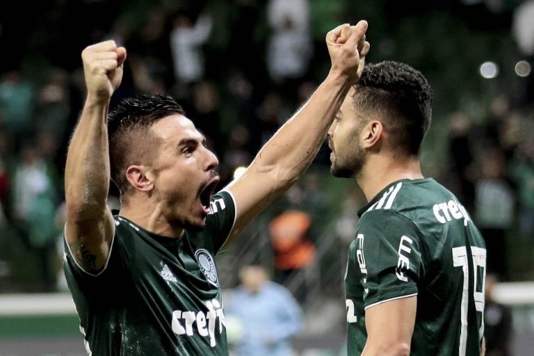 Palmeiras bate o Atlético-PR e entra no G4 do Brasileirão