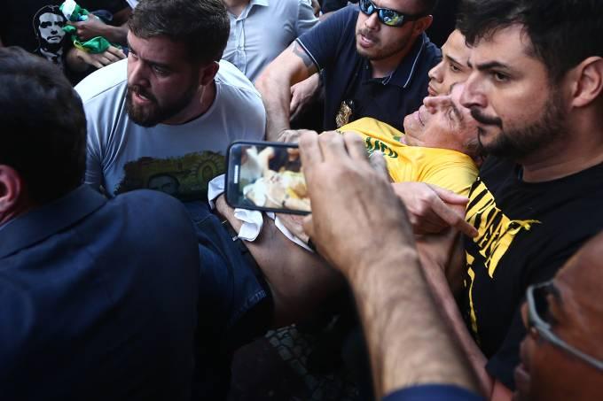 Bolsonaro passa por cirurgia após levar facada
