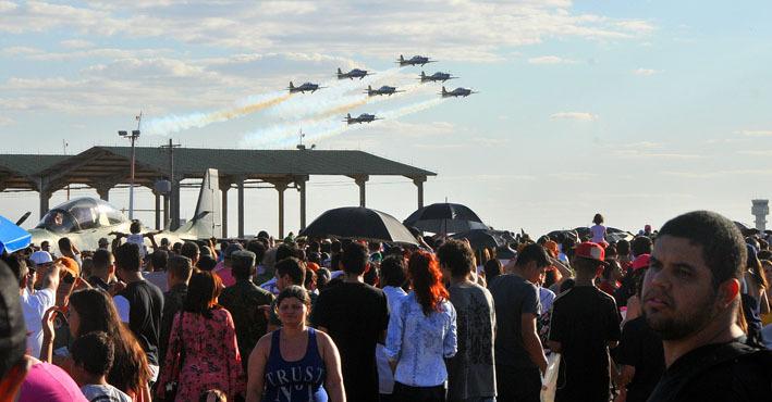 Show da Esquadrilha da Fumaça será neste domingo na Base Aérea