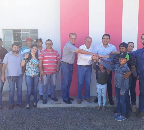 Prefeito Manoel Viais entrega mais três casas em Caracol