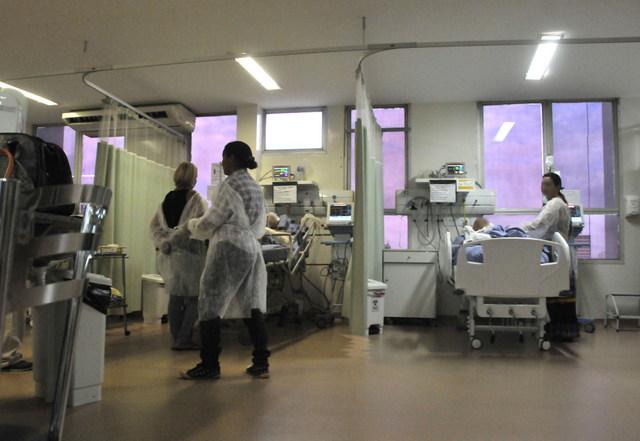 Na Santa Casa, sobra UTI para convênios, mas falta para o SUS